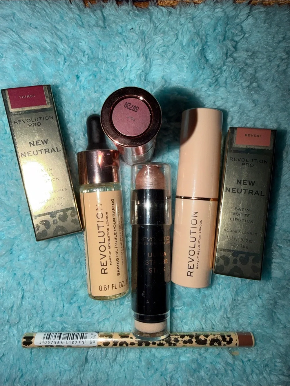 Revolution Beauty London -bundle Lipsticks, foundation, primer corrector, liner